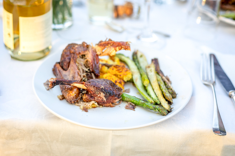 Ente trifft grünen Spargel